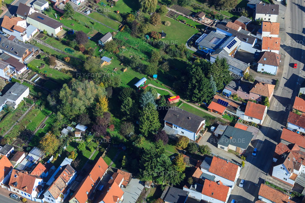 Luftbild: Saarstraße Villa Kunterbunt in Kandel im Bundesland Rheinland-Pfalz in Deutschland. Foto: IMG_34498.jpg vom 26.10.2010 durch Werner Riehm/FLY-FOTO.de