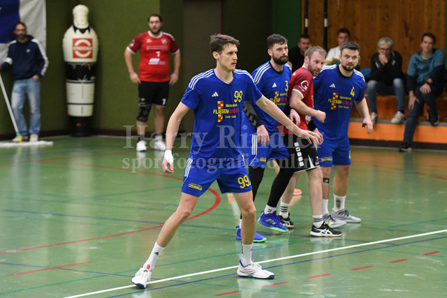 SSG Metten : TV Eggenfelden | Der Mettener Abwehrblock war brüchig: v.l. Patrick Sigl (SSG Metten #99), Jan Matousik (SSG Metten #3) und    Martin  Lehner (SSG Metten #4)  - Realisiert mit Pictrs.com