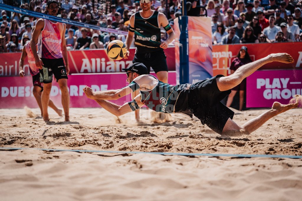 Beachvolleyball | Männer | Allianz German Beach Tour 2025 | Tourstop Düsseldorf | 17.05.2025 | Clemens Wickler springt zum Ball