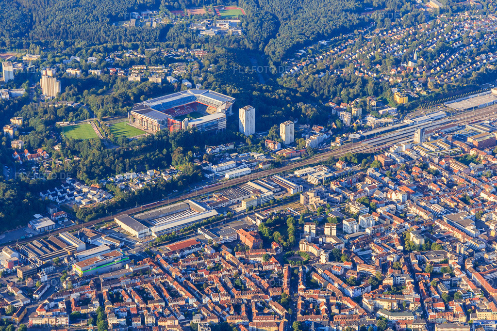 Luftbild: B37, Hbf und Fritz-Walter-Stadion des 1. FCK in Kaiserslautern im Bundesland Rheinland-Pfalz in Deutschland. Foto: IMG_109802.jpg vom 06.08.2018 durch Werner Riehm/FLY-FOTO.de