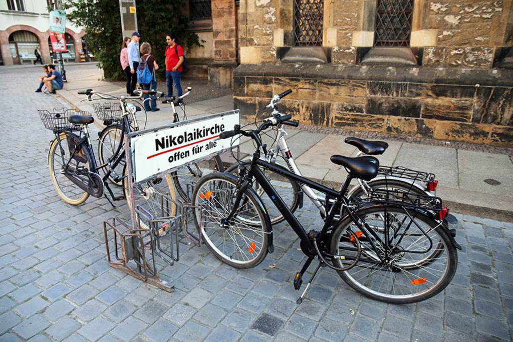 Friedliche Revolution - 9. Oktober 1989 - Fahrradständer vor der Nikolaikirche | Entdecke über 20 Kategorien Leipzig-Motive: Foto-Downloads, hochwertige Poster, Leinwand- & Fine-Art-Prints. Jetzt Lieblingsfoto im Bildlexikon Leipzig Shop bestellen!