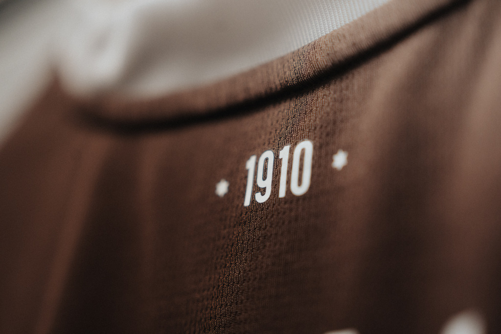 FCP07839 | Der offizielle Shop für FC St. Pauli Fotos. Wähle aus Spielszenen & Fanmomenten dein FCSP Wunschformat. Wir liefern Millerntor-Atmosphäre.