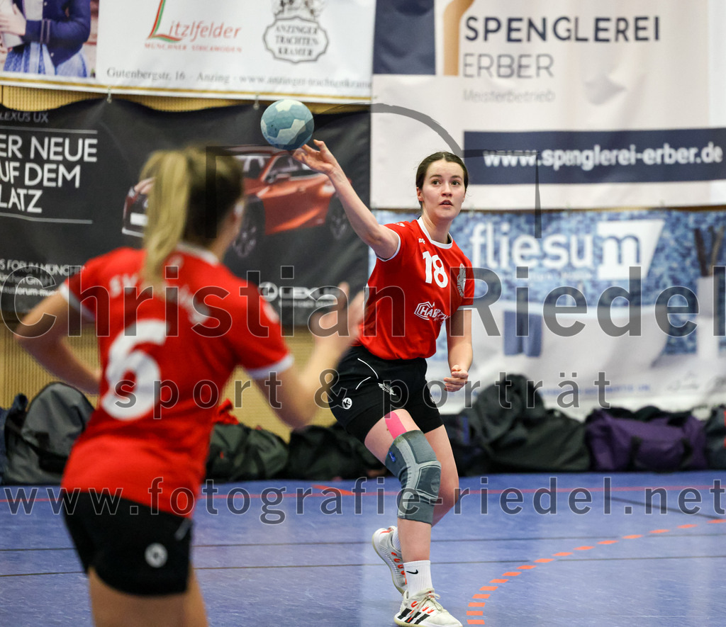 2022-12-04_073_SV_Anzing_gegen_TSV_Uebersee | Anzing, Deutschland, 04.12.2022:
Handball, Bezirksliga 2022 / 2023, 8. Spieltag, SV Anzing gegen TSV Übersee, Endergebnis: 29:24

Denise Bäumler (SV Anzing, #6), Virag Varga (SV Anzing, #18)

Foto: Christian Riedel / fotografie-riedel.net