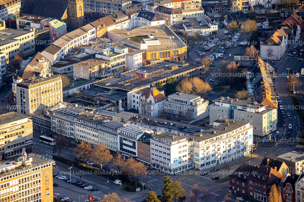 Bottrop251204367 | Luftbild, Innenstadtansicht am Gleiwitzer Platz und Osterfeldstraße, Wohngebäude Schützenstraße, hinten Parkplatz Kirchstraße neben C&amp;A Bekleidung, Altstadt, Bottrop, Ruhrgebiet, Nordrhein-Westfalen, Deutschland