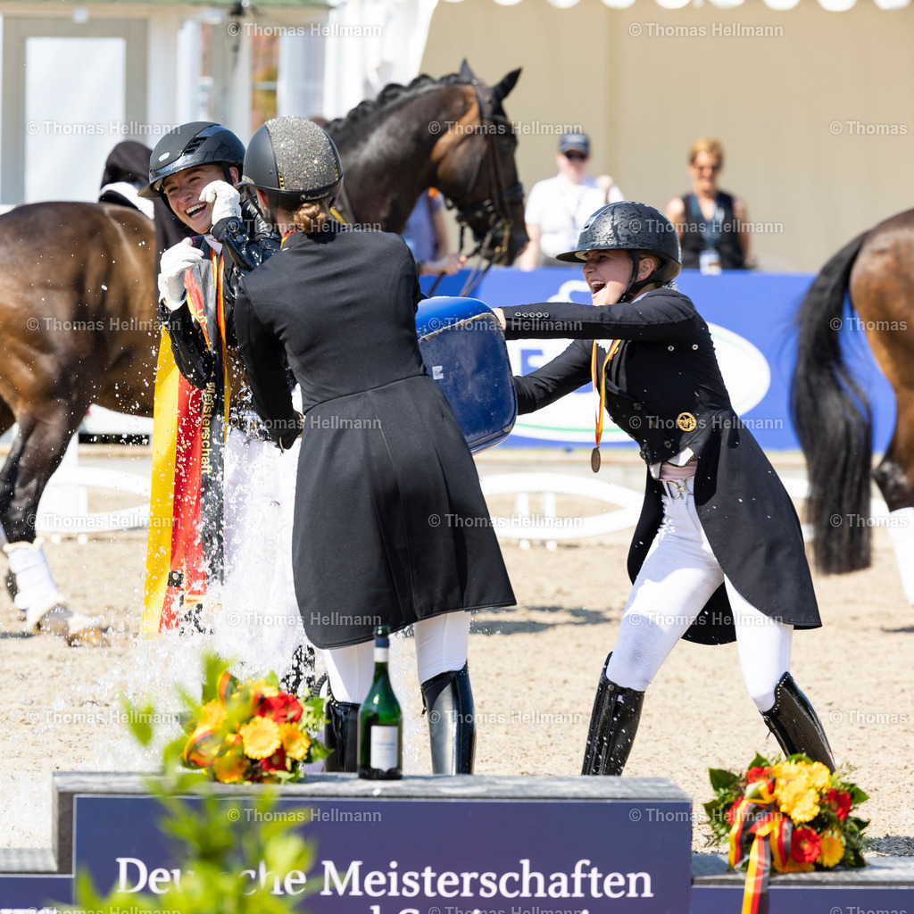 TH_91-ERBE Helen (GER)_ Carlos FRH_ 272-ROTHENBERGER Semmieke (GER)_ Farrinaton 4_ 246-HENDRICKS Felicitas (GER)_ Drombusch 2_9154 | Longines Balve Optimum 2023 am 11.06.23 in Balve, Schloss Wocklum, Thomas Hellmann, 91ERBE Helen (GER), Carlos FRH, 272ROTHENBERGER Semmieke (GER), Farrinaton 4, 246HENDRICKS Felicitas (GER), Drombusch 2
