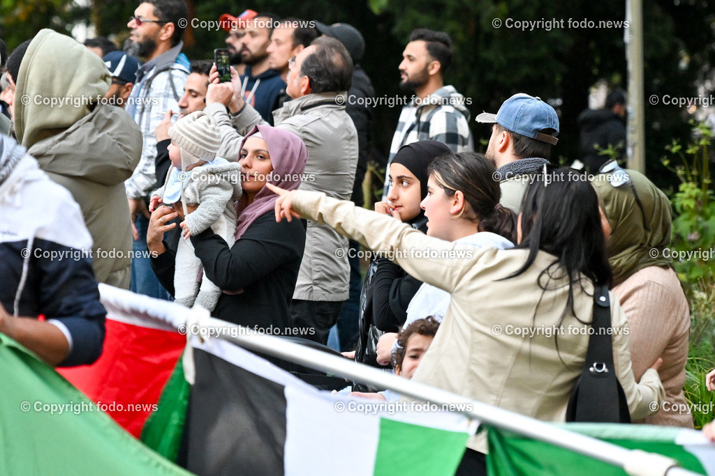Demonstration_ Paleastina_ Linz_ 22.10.2023-62 | 22.10.2023, Linz, AUT, Demonstration Paleastina in Linz Volksgarten, im Bild Palästina, Gaza, Demoteilnehmer, Teilnehmer, Kundgebung, Plakate, Fahnen, Polizei, Beamte, Polizeifahrzeuge, Einsatzkraefte