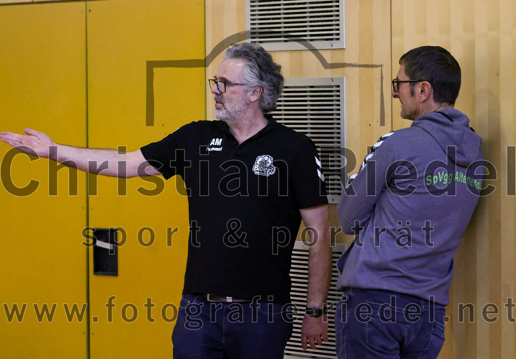 2023-03-11_074_SpVgg_Altenerding_gegen_SSG_Metten_Frauen | Erding, Deutschland, 11.03.2023:
Handball, Bezirksoberliga Frauen Altbayern 2022 / 2023, 13. Spieltag, SpVgg Altenerding gegen SSG Metten, Endergebnis: 32:26

Trainer Andreas Mittermeier (SpVgg Altenerding), Trainer Stefan Bernauer (SpVgg Altenerding)

Foto: Christian Riedel / fotografie-riedel.net