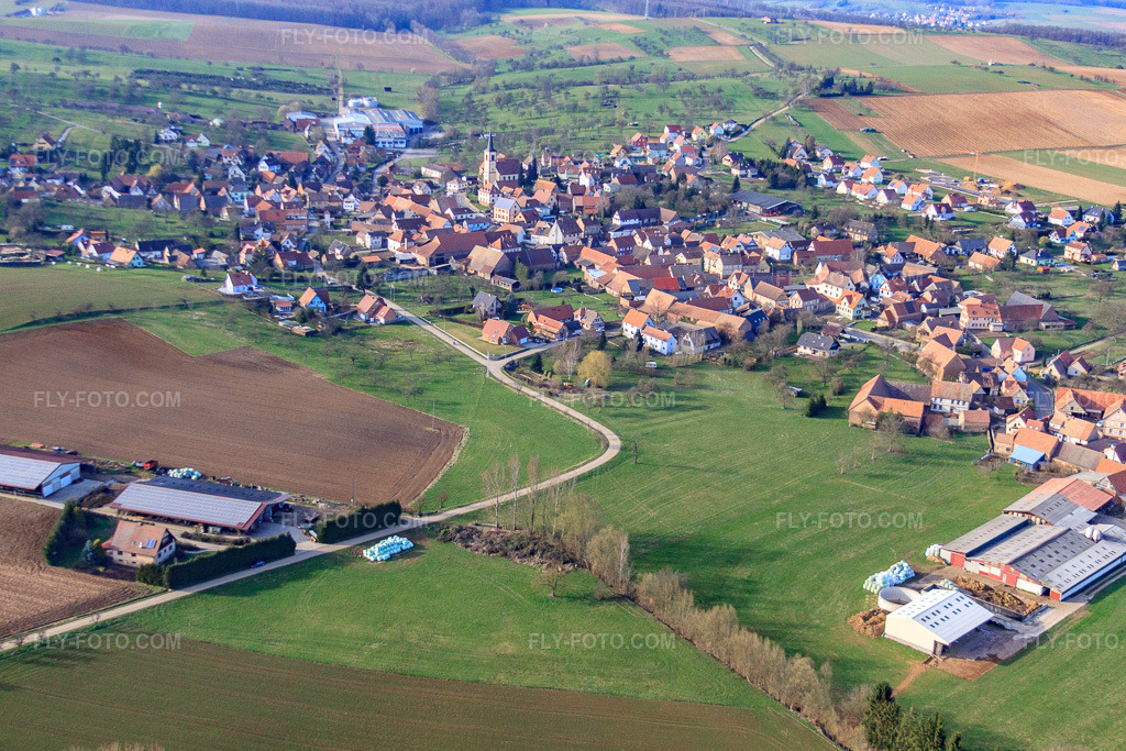 Aerial view: View of the town from the south in Mietesheim in the state Bas-Rhin, France. – Photo: IMG_38672.jpg taken on 03/20/2011 by Werner Riehm/FLY-FOTO.com – Resolution of the original: 4752 x 3168 px