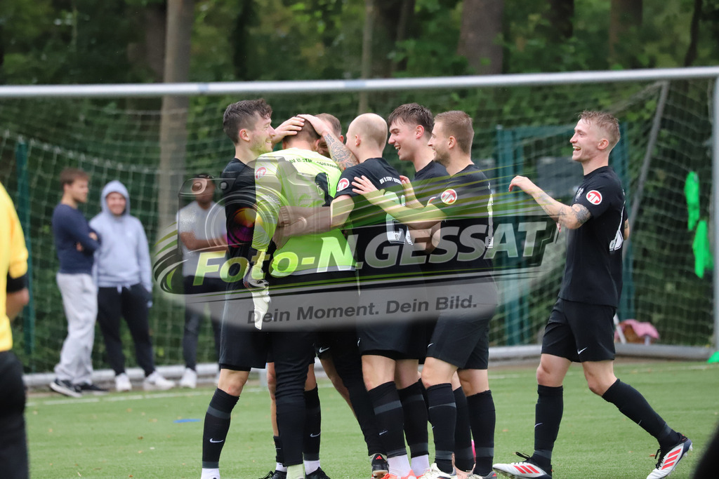 SC Bünde - BV 21 Stift-Quernheim | Auf dem Bild zu sehen: schwarz BV 21 Stift-Quernheim: TW Lukas Heller wird gefeiertSC Bünde, BV 21 Stift-Quernheim, Fistelmann Supercup, Hunnebrock, Deutschland  - Realisiert mit Pictrs.com
