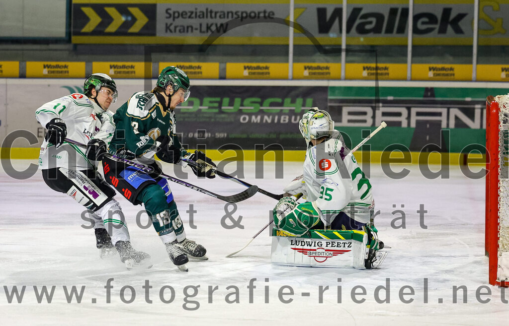 2026-01-02_021_TSV_Erding_gegen_Hoechstadt_Alligators | Erding, Deutschland, 02.01.2026:Eishockey, Oberliga Süd 2025 / 2026, 33. Spieltag, TSV Erding gegen Höchstadt Alligators, Endergebnis: 2:1Björn Salhi (Erding Gladiators, #13), Torwart Luca Ganz (Höchstadt Alligators, #35)Foto: Christian Riedel / fotografie-riedel.net