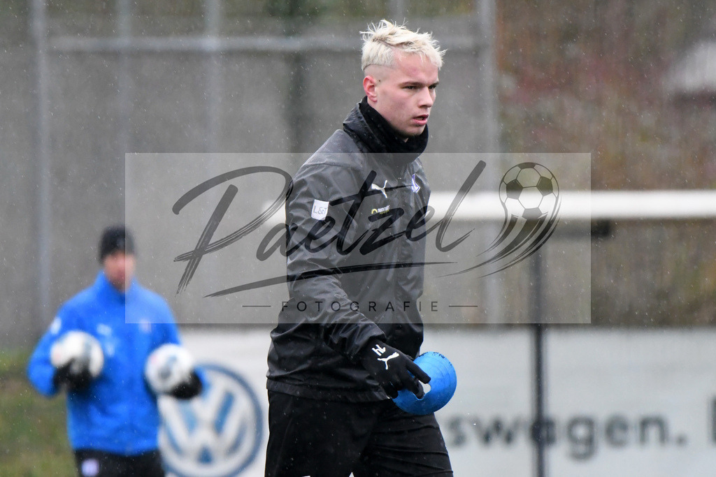 20200213_TRAOSN_0014 | Fussball, Herren: Niklas Schmidt (VfL Osnabrueck) schaut waehrend der Trainingseinheit des VfL Osnabrueck im Sportpark Illoshoehe am 13.02.2020 in Osnabrueck, Deutschland. - Realisiert mit Pictrs.com