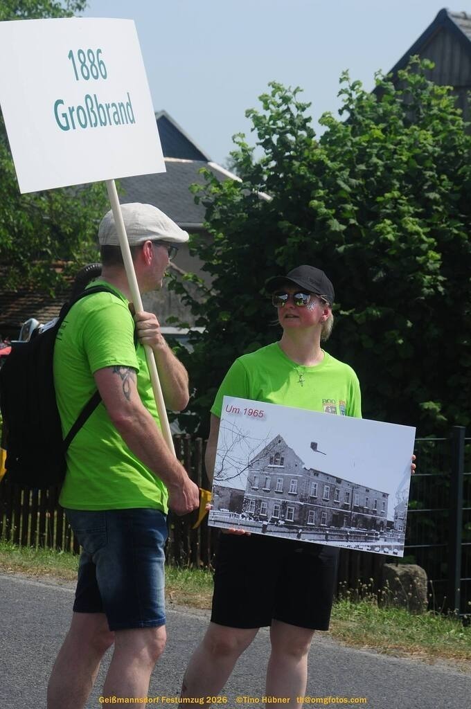 Geißmannsdorf-2026-Festumzug-103 | Festumzug in Geißmannsdorf bei Bischofswerda im Juni 2026. Fotografische Eindrücke und Momentaufnahmen vom Festumzug anläßlich des 800-jährigen Bestehens von Geißmannsdorf - mit Teilnehmern und Gästen, Strohpuppen und geschmückten Vorgärten und Grundstücken - Realisiert mit Pictrs.com