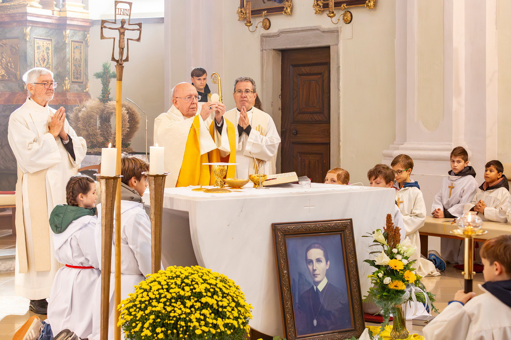 Festmesse-054 | Fotodoku der Festmesse anläßlich der Seligsprechung von Maria Theresia LEDOCHOWSKA 1975, zelebriert von Altbischof DDr. Klaus Küng und Pfarrer Mag. Zenon PAJAK in der Pfarrkirche Loosdorf. 