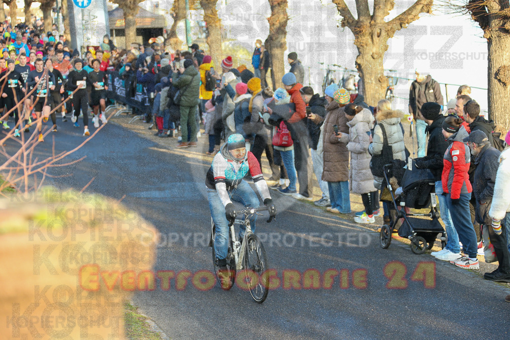 241231_1002_EX1_9637 | Sportfotografie im Rhein-Sieg Kreis, Köln, Bonn, NRW, Rheinland Pfalz, Hessen, etc. Unser Tätigkeitsfeld umfasst den Laufsport vom Volkslauf über den Marathon, Duathlon, Triathon bis zum Ultralauf wie Kölnpfad Ultra oder Schindertrail.