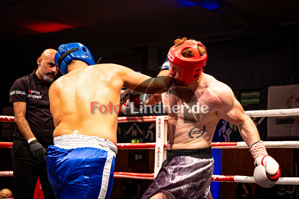 Arda Tok (Sparta Mun.) blau gegen Gottfried Pölt (Hermanosboxing) rot | MFA Fight Night Boxen bis 91kg Kampf 9, Arda Tok (Sparta Mun.) blau gegen Gottfried Pölt (Hermanosboxing) rot, 20251108,,2025-11-08 in Penzberg (Wellenberghalle Penzberg), Copyright: WolfgangxLindner www.foto-lindner.de