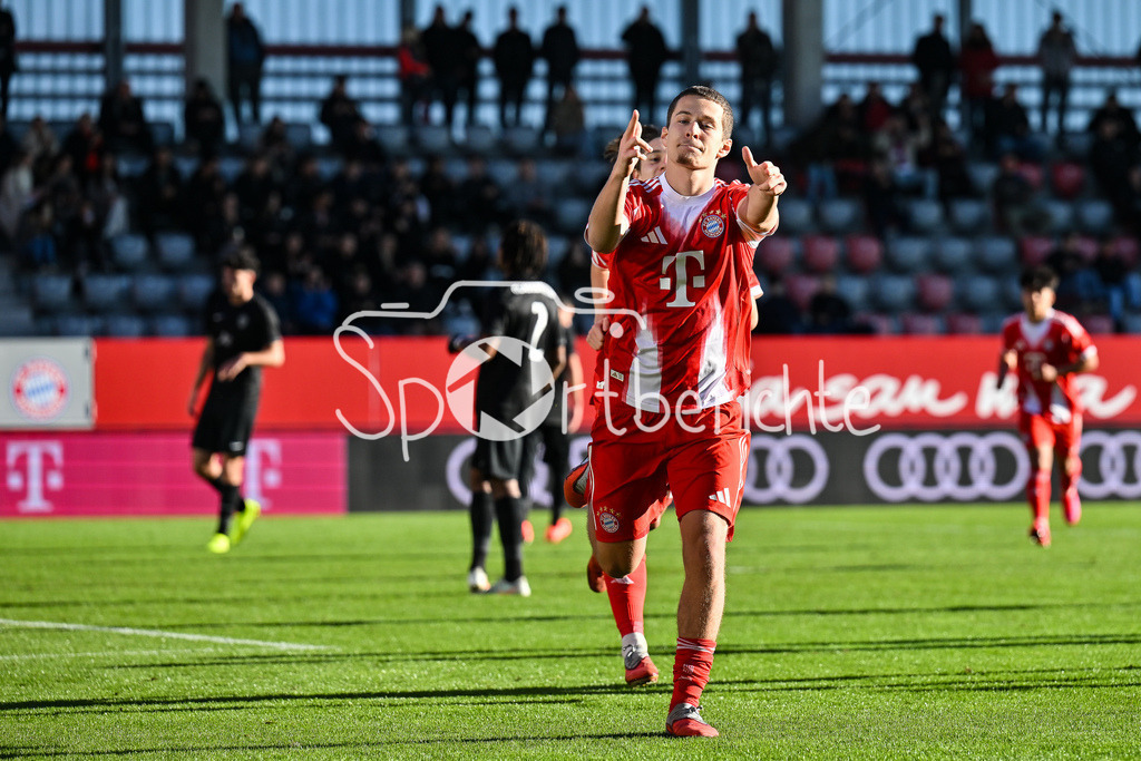 FC Bayern München U19 - Sporting Lissabon U19 | MUNICH, GERMANY - 09. DECEMBER: Jubel der Bayern nach dem Treffer zum 1-0 durch Yll GASHI (FC Bayern München U19 9) / Tor / Torschuetze / Freude / Happy während dem Match zwischen der U19 des FC Bayern München und der U19 von Sporting Lissabon am 6. Spieltag der UEFA Youth League Ligaphase am FC Bayern Campus
