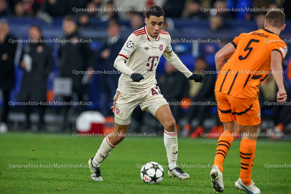 UCL10122401069 | 10.12.2024, Fußball, UEFA Champions League, Schachtar Donezk - FC Bayern München, Arena AufSchalke Gelsenkirchen, 8. Spieltag Saison 2024 2025: Jamal Musiala (Bayern #42) gegen Valeriy Bondar (Schachtar Donezk #5)DFB regulations prohibit any use of photographs as image sequences and or quasi-video.