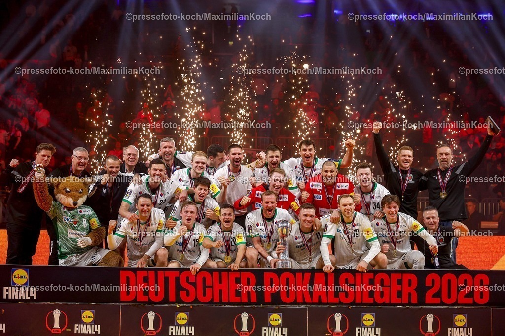 xSSCx19042602045 | 19.04.2026, xsscx, Handball, DHB-Pokal Lidl Final4, Finale, Füchse Berlin - Bergischer HC, Saison 2025 / 2026 Herren, Lanxess Arena, Köln: Die Mannschaft der Füchse Berlin feiert den Sieg im DHB-Pokal Photo: xSandraxScherningxPressefotoKochx