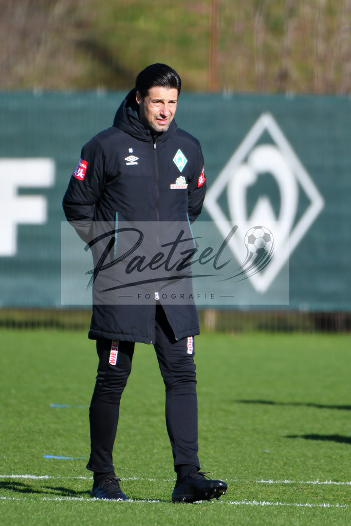 20200205_TRASVW_0016 | Fußball, Herren: Co-Trainer Ilia Gruev (SV Werder Bremen) schaut waehrend der Trainingseinheit des SV Werder Bremen im Wohninvest Weserstadion am 05.02.2020 in Bremen, Deutschland. - Realisiert mit Pictrs.com