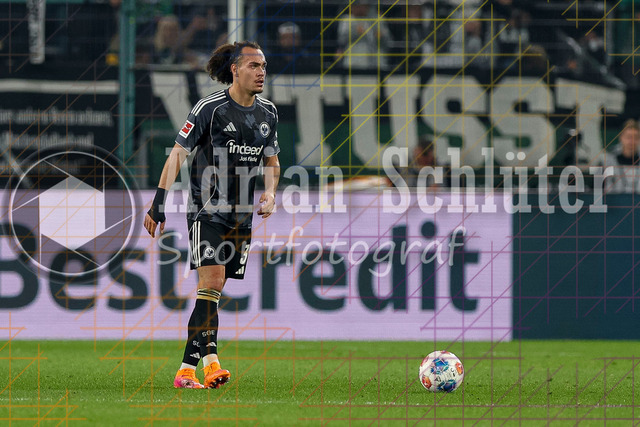 Borussia Mönchengladbach vs Eintracht Frankfurt - Bundesliga  | Mönchengladbach, Deutschland, 27.09.25:   Arthur Theate (Eintracht Frankfurt) in Aktion am Ball, Einzelaktion waehrend des Spiels der Bundesliga zwischen Borussia Mönchengladbach vs Eintracht Frankfurt im Stadion im Borussia Park(Foto von Brauer-Fotoagentur / Adrian Schlueter)