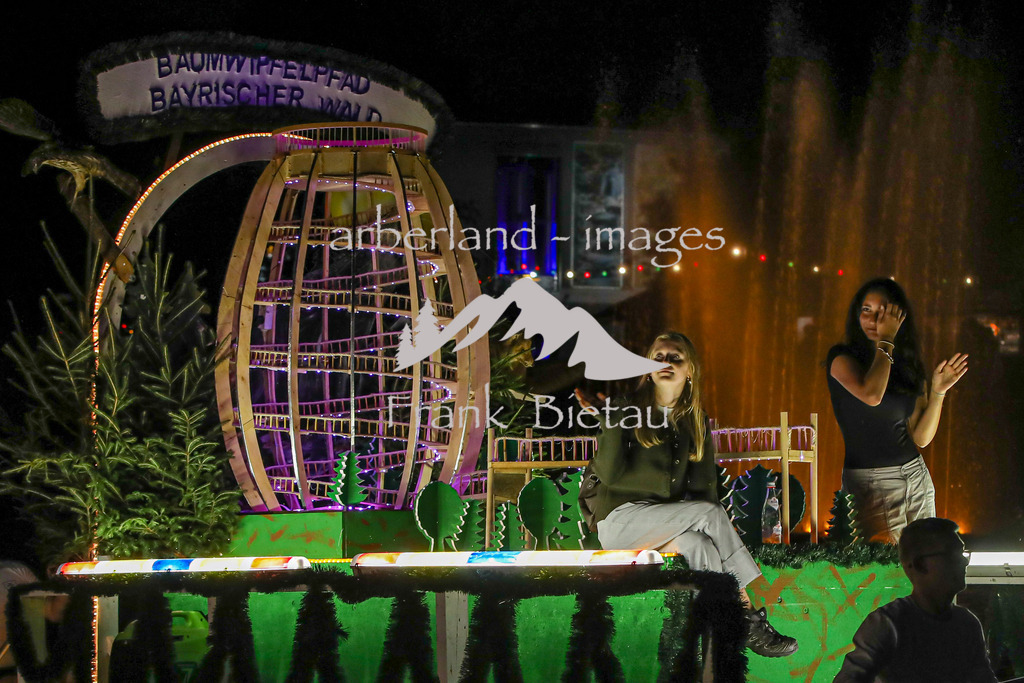 OE7A2844 | Gondel-Waldwipfelweg, Der modellhafte Nachbau des Baum-Eis zeigt die Detailverliebtheit der Gondlermannschaft:Über 600 Geländerstreben zieren die Wegspirale bis an den höchsten Punkt des Bauwerks.