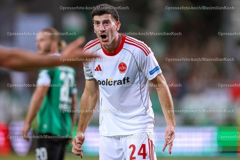 PRM22082501154 | 22.08.2025, Fußball, Preußen Münster - 1. FC Nürnberg, 2. Fußball Bundesliga,  Preußenstadion, Saison 2025 2026: Luka Lochoshvili (1FC Nuernberg #24) schreit gestikulierend richtung Artem Stepanov (1FC Nuernberg #11) und beschwert sich  DFB regulations prohibit any use of photographs as image sequences and or quasi-video.