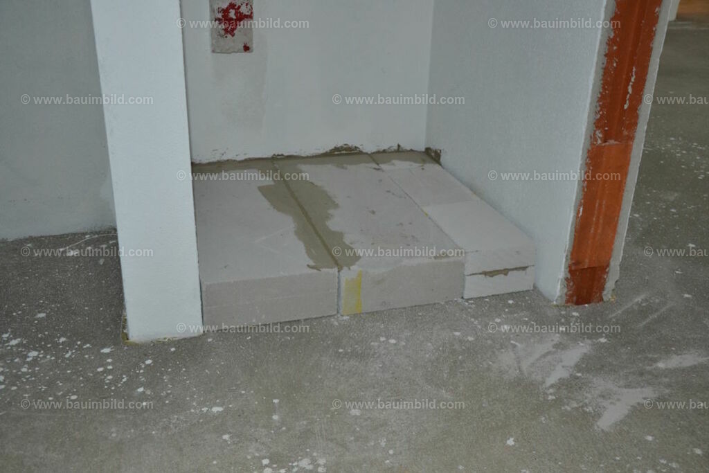 bib-lg21-fliesenlegerarbeiten-0034 | Nach LV-Leistungsgruppen sortierte Detailfotos über den Bau eines Hauses. Alle Hausbau-Bilder direkt vom Urheber und Autor der Website Haus-Selber-Bauen.com