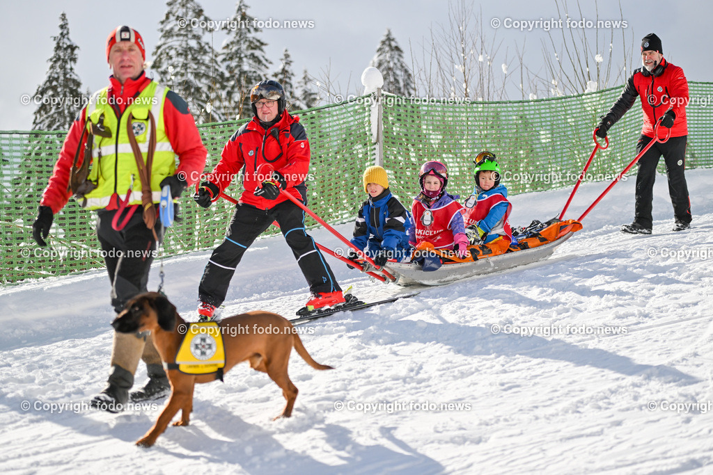 Hochficht_ Skigebiet_ Boehmerwald_ 04.02.2023-44 | 04.02.2023, Hochficht, AUT, Skigebiet Hochficht, Boehmerwald, im Bild Bergrettung Boehmerwald bei einer Vorfuehrung - Abtransport mit Akia

Ludwig Gabriel und Reinhold Petz (Bergrettung)
Manfred Reiter mit Lawinensuchhund Cato (Bergrettung)
