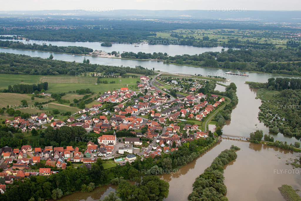 Aerial view: View of the town in Munchhausen in the state Bas-Rhin, France.Photo: IMG_28764.jpg taken on 06/14/2010 by Werner Riehm/FLY-FOTO.comResolution of the original: 4752 x 3168 px