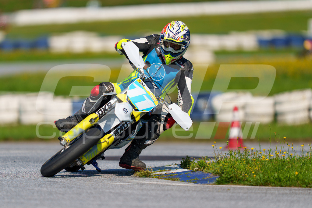 SuperMoto_Staatsmeisterschaft_Greinbach_213 | GRIPcapture steht für authentische Sportfotografie in Österreich – für Momente, die mehr sind als Geschwindigkeit oder Ergebnis. Es geht um Emotion, Spannung, Fokus und den Augenblick, der oft nur einen Wimpernschlag dauert.Ob Motorsport, Teamsport oder 