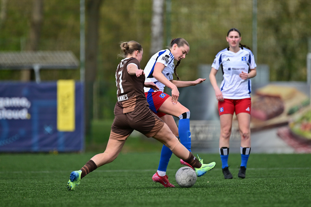 Fußball I Frauen I Saison 2024-2025 I Frauen-Regionalliga Nord I 17. Spieltag I Hamburger SV II - FC St. Pauli | Verena Mannes gegen Merle Kirschstein - Realisiert mit Pictrs.com