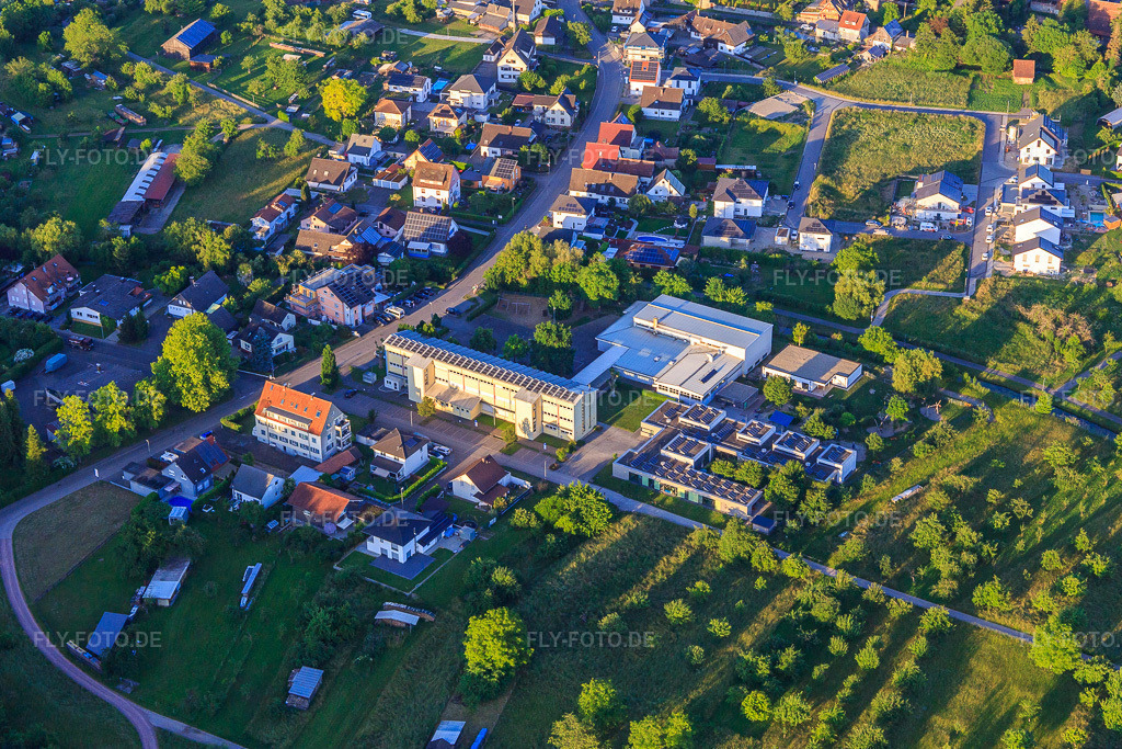Rheinwaldhalle und Kommunale Kindertagesstätte Blumenwiese http://kita.weisweil.de/ | Luftbild: Rheinwaldhalle und Kommunale Kindertagesstätte Blumenwiese http://kita.weisweil.de/ in Weisweil im Bundesland Baden-Württemberg in Deutschland. Foto: IMG_147945.jpg vom 30.05.2025 durch Werner Riehm/FLY-FOTO.de - Realisiert mit Pictrs.com