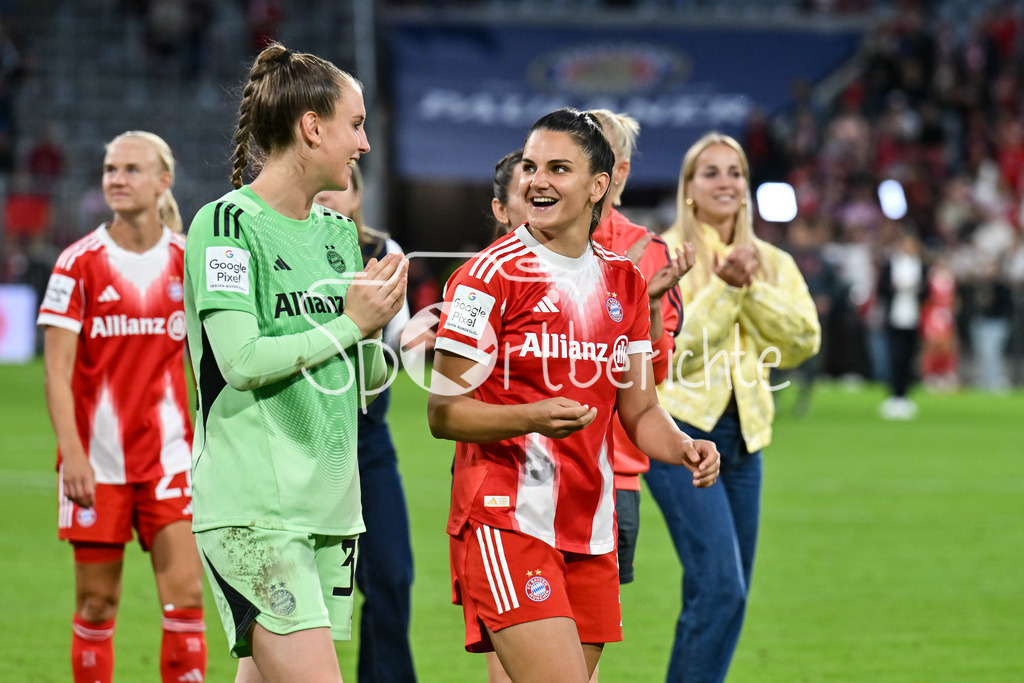 FC Bayern München - Bayer 04 Leverkusen | Die Spielerinnen des FC Bayern laufen nach dem Heimsieg gegen Leverkusen eine Ehrenrunde in der Arena, im Bild Ena MAHMUTOVIC (FC Bayern München Frauen #32) und Jovana DAMNJAVOVIC (FCB #9) / Google Pixel Frauen-Bundsliga: FC Bayern München - Bayer 04 Leverkusen; Allianz Arena am 06.09.2025
