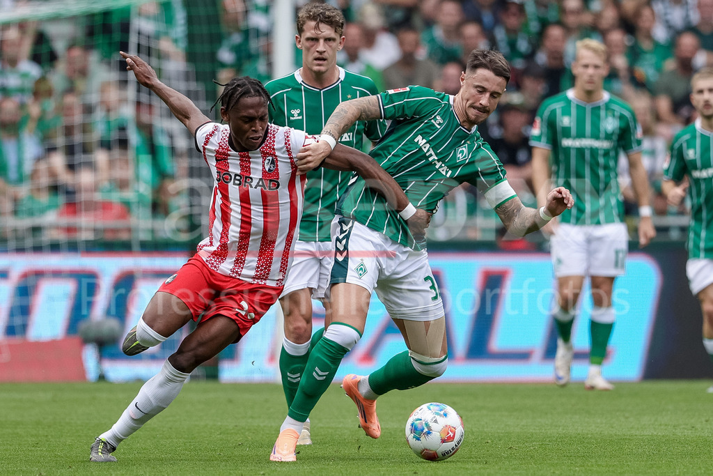 Fussball, Bundesliga, SV Werder Bremen - SC Freiburg | v.li.: Junior Adamu (SC Freiburg, 20) und Marco Friedl (SV Werder Bremen, 32) im Zweikampf, Duell, Dynamik, Aktion, Action, Spielszene, DIE DFL-RICHTLINIEN UNTERSAGEN JEGLICHE NUTZUNG VON FOTOS ALS SEQUENZBILDER UND/ODER VIDEOÄHNLICHE FOTOSTRECKEN. DFL REGULATIONS PROHIBIT ANY USE OF PHOTOGRAPHS AS IMAGE SEQUENCES AND/OR QUASI-VIDEO.