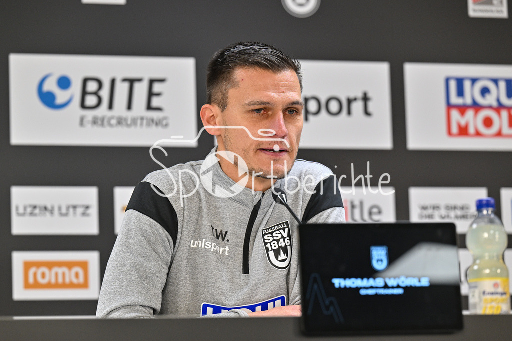 SSV Ulm 1846 Fussball - FC Schalke 04 | Im Bild SSV Ulm 1846 Fussball Trainer Thomas WOERLE auf der Pressekonferenz nach dem 0-0 gegen Schalke / Freisteller / Einzelfoto / 2. Bundesliga: SSV Ulm 1846 Fussball - FC Schalke 04, Donaustadion am 01.11.2024