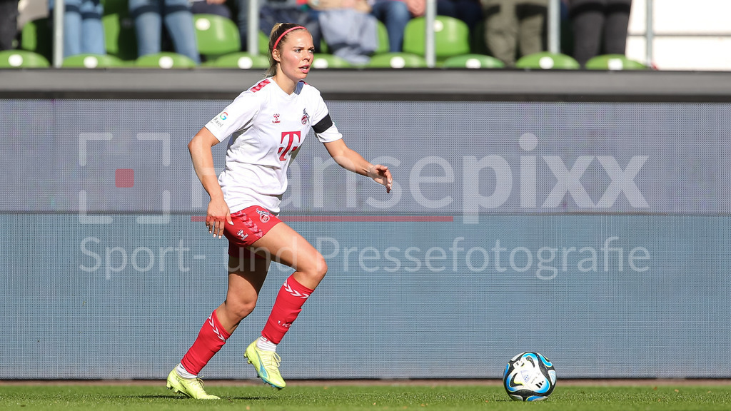 Fussball, Google Pixel Frauen-Bundesliga, SV Werder Bremen - 1. FC Köln | v.li.: Janina Hechler (1. FC Köln, 28) am Ball, Freisteller, Einzelbild, Ganzkörper, Aktion, Action, Spielszene, DIE DFB-RICHTLINIEN UNTERSAGEN JEGLICHE NUTZUNG VON FOTOS ALS SEQUENZBILDER UND/ODER VIDEOÄHNLICHE FOTOSTRECKEN. DFB REGULATIONS PROHIBIT ANY USE OF PHOTOGRAPHS AS IMAGE SEQUENCES AND/OR QUASI-VIDEO.