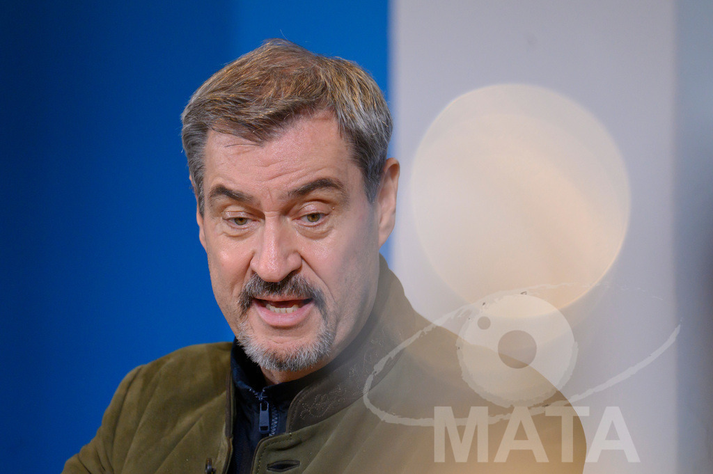 _DWI7640 | Bayerns Ministerpräsident Markus Söder (CSU) bei einer Pressekonferenz im Lokschuppen. Rosenheim, 02.12.2025 Bayern Deutschland - Realisiert mit Pictrs.com