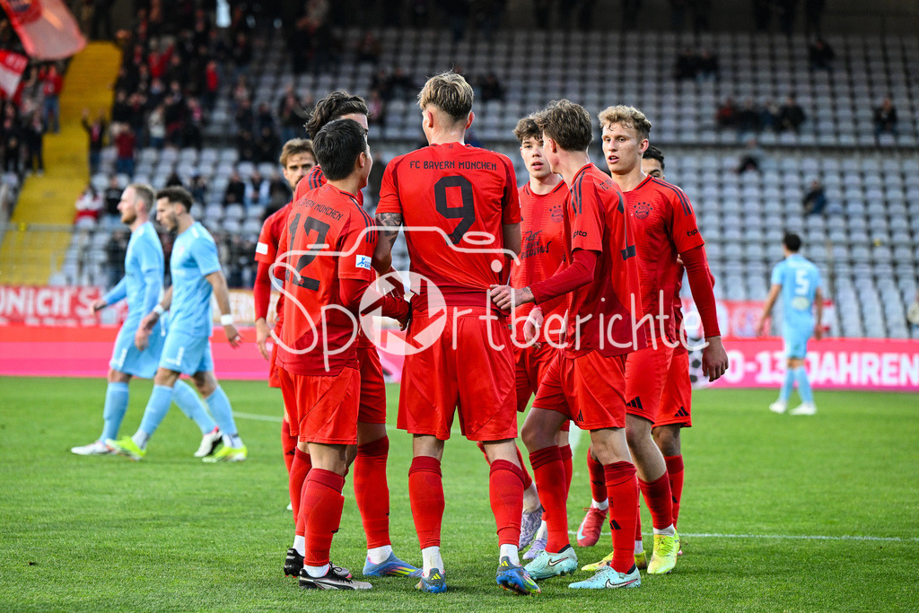 FC Bayern Amateure - Türkgücü München | Jubel der Bayern Amateure nach dem Treffer zum 5-0 durch Samuel UNSOELD (FC Bayern München II #9) / Tor / Torschuetze / Freude / Happy / Regionalliga Bayern: FC Bayern Muenchen II - Tuerkguecue Muenchen, Gruenwalder Stadion am 09.05.2025