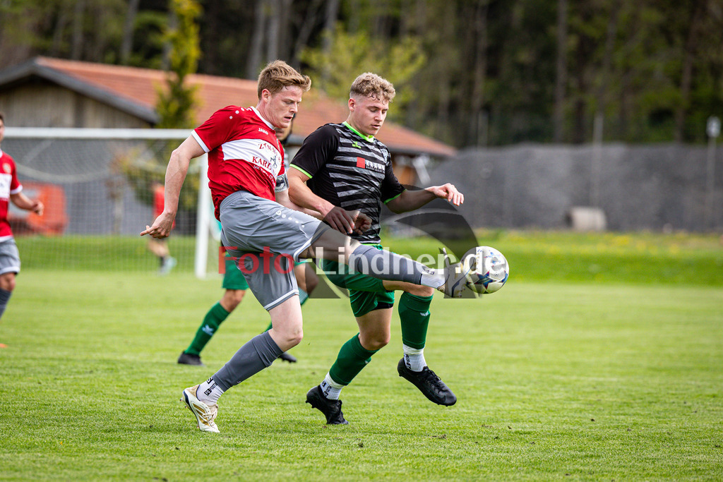 FC Wildsteig/Rottenbuch gegen TuS Geretsried II | Fußball Kreisliga Herren Oberbayern Zugspitze Gruppe 1 2025/26, FC Wildsteig/Rottenbuch gegen TuS Geretsried II, 20250427,Zweikampf,2025-04-27 in Rottenbuch (Sportplatz Rottenbuch), Thomas SCHNADERBECK (TuS Geretsried II 14), Adrian NIGGL (FC Wildsteig/Rottenbuch Kapitän 13)Copyright: WolfgangxLindner www.foto-lindner.de