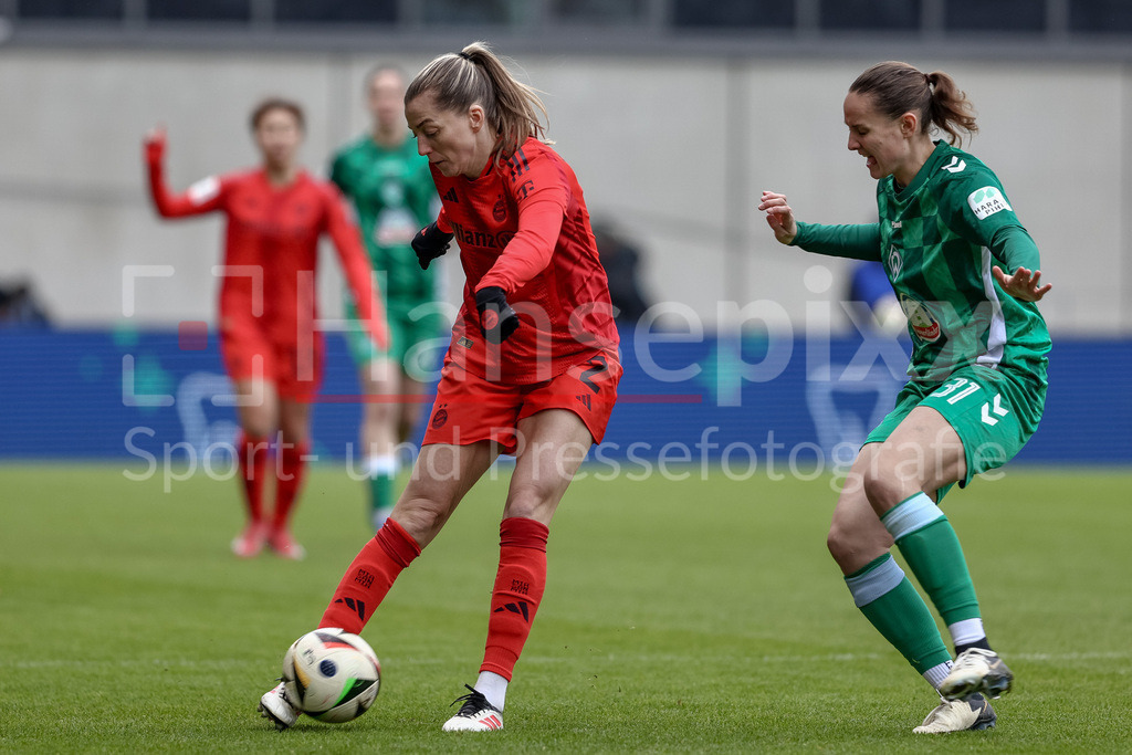 Fussball, Google Pixel Frauen-Bundesliga, FC Bayern München - SV Werder Bremen | v.li.: Linda Sembrant (FC Bayern München, 2) und Verena Wieder (SV Werder Bremen, 31) im Zweikampf, Duell, Dynamik, Aktion, Action, Spielszene, DIE DFB-RICHTLINIEN UNTERSAGEN JEGLICHE NUTZUNG VON FOTOS ALS SEQUENZBILDER UND/ODER VIDEOÄHNLICHE FOTOSTRECKEN. DFB REGULATIONS PROHIBIT ANY USE OF PHOTOGRAPHS AS IMAGE SEQUENCES AND/OR QUASI-VIDEO.