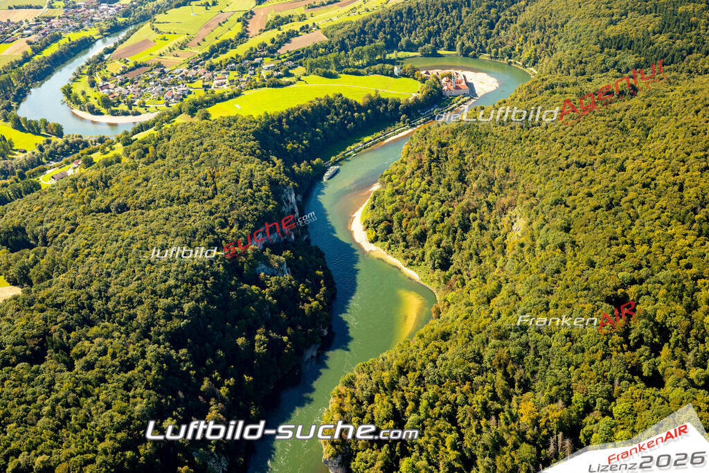Das Luftbild zeigt : Donaudurchbruch Uferbereich Kelheim - Die Luftaufnahme wurde 2023 vom UL-Flugzeug aus erstellt ( keine Drohne ) - Hochauflösende Luftaufnahme - Für grossformatige Ausdrucke geeignet. Die Geschenkidee !Mit Lizenz und Bildrechte bestellbar