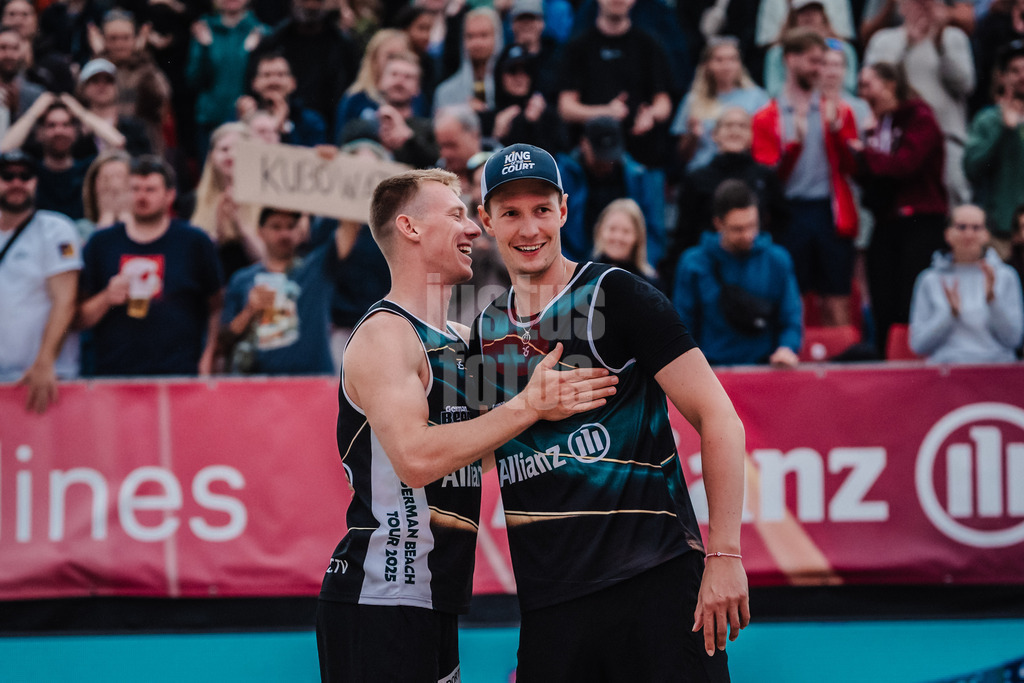 Beachvolleyball | Männer | Allianz German Beach Tour 2025 | Tourstop Bremen | 15.06.2025 | v.l. Jonas Reinhardt und Robin Sowa freuen sich