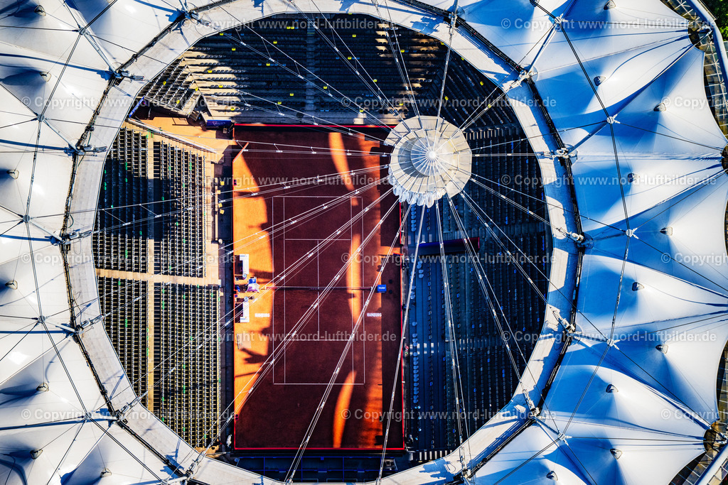 Hamburg_Rothenbaum_Tennis_Stadion_Rothenbaum_Senkrechtaufnahme_ELS_116240525 | HAMBURG 24.05.2025 Senkrecht- Luftbild aus der Satelliten- Perspektive vom Tennisarena am Rothenbaum in Hamburg. Das ATP-Turnier von Hamburg (offiziell International German Open) ist ein deutsches Herren-Tennisturnier, das jährlich am Hamburger Rothenbaum ausgetragen wird. Der Wettbewerb gehörte zur Masters-Serie der ATP und hieß früher Hamburg Masters, heute ATP World Tour 500. Weiterführende Informationen bei: Alfred Rein Ingenieure GmbH,  Deutscher Tennis Bund e. V.,  ECE Projektmanagement G.m.b.H & Co. KG,  Hamburg sports & entertainment GmbH,  Textil Bau GmbH. // Vertical aerial view from the satellite perspective of the the tennis arena at Rothenbaum in Hamburg. The ATP tournament in Hamburg (official German International Open) is a German men's tennis tournament which is held annually at Hamburg Rothenbaum. Further information at: Alfred Rein Ingenieure GmbH,  Deutscher Tennis Bund e. V.,  ECE Projektmanagement G.m.b.H & Co. KG,  Hamburg sports & entertainment GmbH,  Textil Bau GmbH. Foto: Martin Elsen