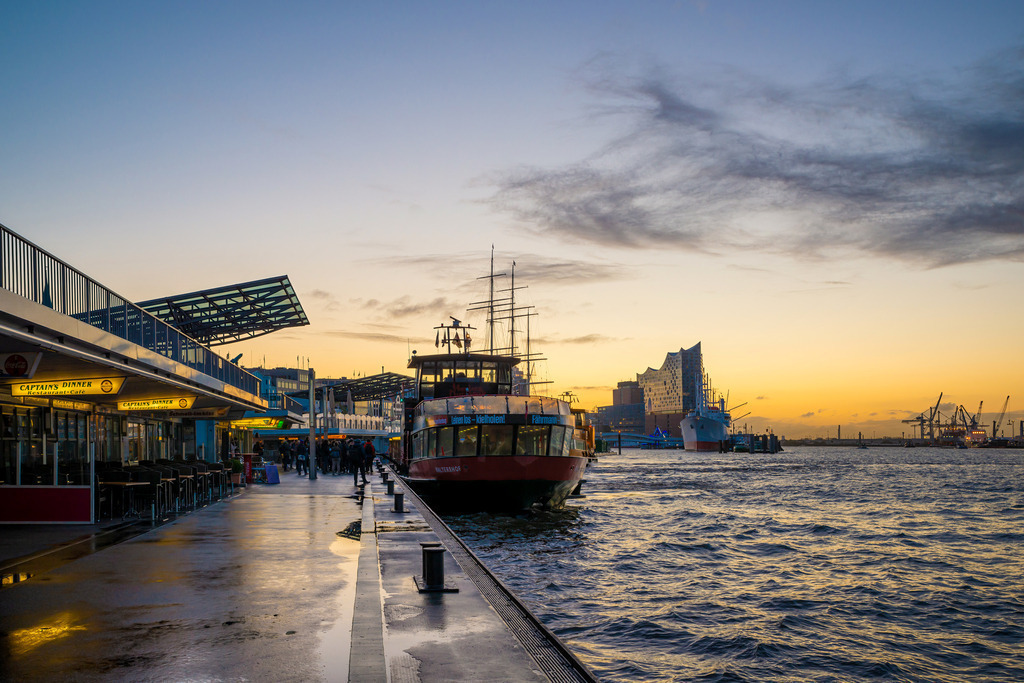 10250104 - Morgenlicht an den Landungsbrücken | Morgenstimmung an den Landungsbrücken mit Blick auf eine Hafenfähre und die Elbphilharmonie.