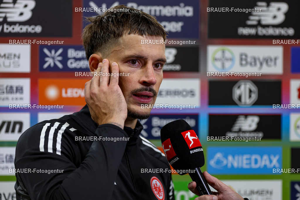 Bayer 04 Leverkusen vs Eintracht Frankfurt - Bundesliga  | Leverkusen, Deutschland, 12.09.25:   Robin Koch (Eintracht Frankfurt) im Interview waehrend des Spiels der Bundesliga zwischen  Bayer 04 Leverkusen vs Eintracht Frankfurt in der BayArena(Foto von Brauer-Fotoagentur / Adrian Schlueter)