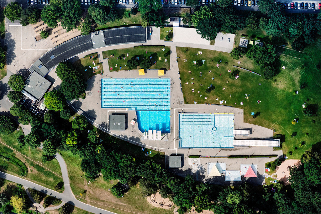 dr__0056998.jpg | NüRNBERG 13.07.2020 Schwimmbecken des Freibades Westbad in Nürnberg im Bundesland Bayern, Deutschland. // Swimming pool of the Westbad in Nuremberg in the state Bavaria, Germany. Foto: Daniel Reiter