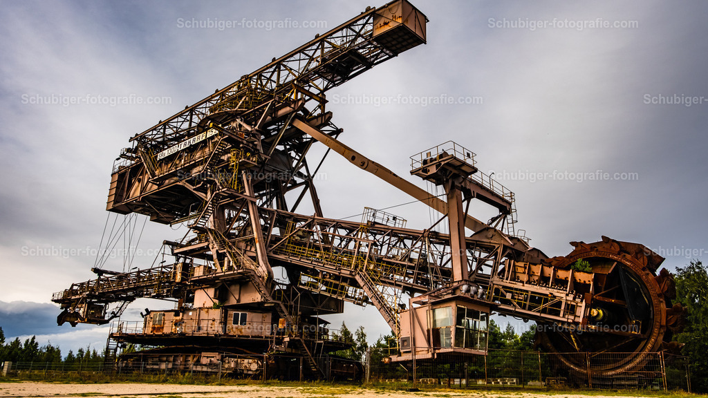 DSCF1999 | Ferropolis ist ein Industriemuseum und Veranstaltungsort in Gräfenhainichen östlich von Dessau-Roßlau auf einer Halbinsel im Gremminer See, dem ehemaligen Tagebau Golpa-Nord. Ferropolis ist Ankerpunkt der Europäischen Route der Industriekultur. Wikipedia - Realisiert mit Pictrs.com