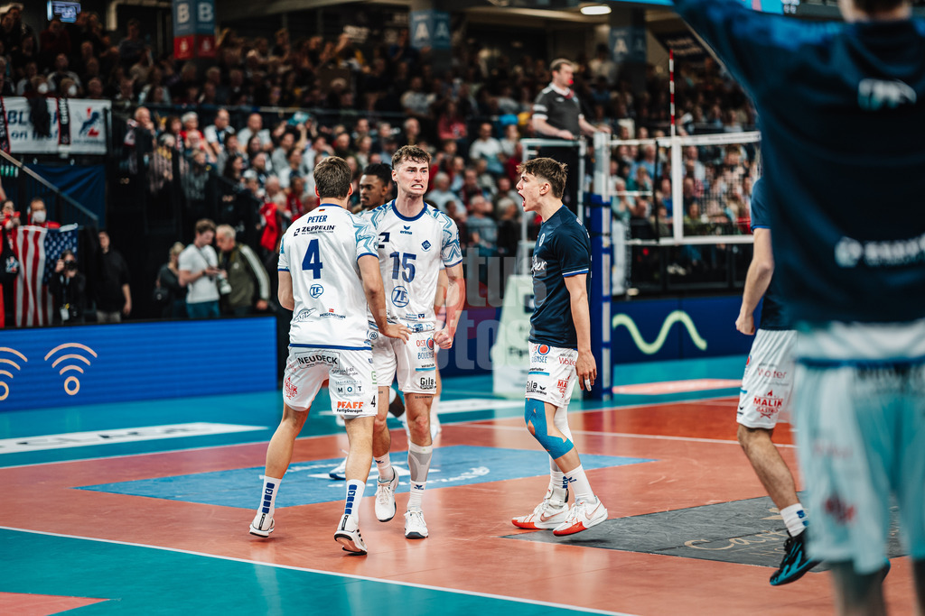 Volleyball | Herren | Saison 2024/2025 | 1. Volleyball Bundesliga Männer | Halbfinale | SVG Lüneburg vs. VfB Friedrichshafen | 05.04.2025 | Friedrichshafen gewinnt das Spiel, Jackson George Young (#15, VfB Friedrichshafen) mitte jubelt, Simon Kohn (#16, VfB Friedrichshafen) rechts
