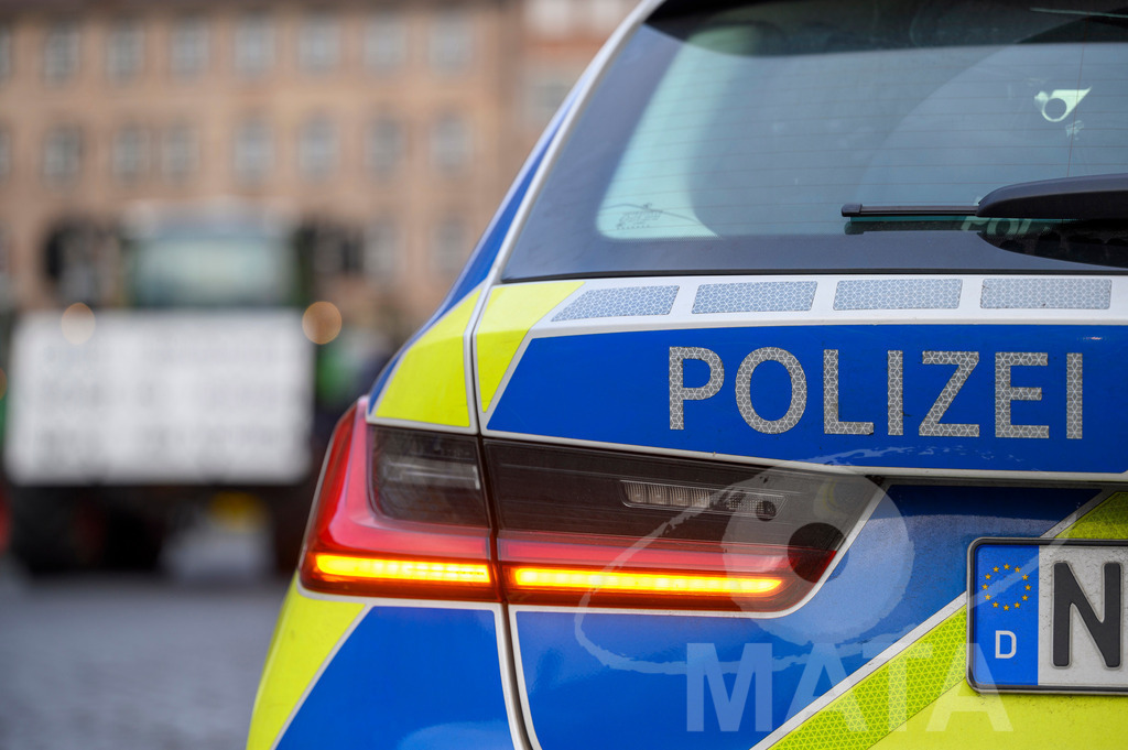 _DWA4235 | Polizeifahrzeuge vor einer Demo. (Symbolfoto, Themenfoto) Nürnberg, 08.01.2024 - Realisiert mit Pictrs.com