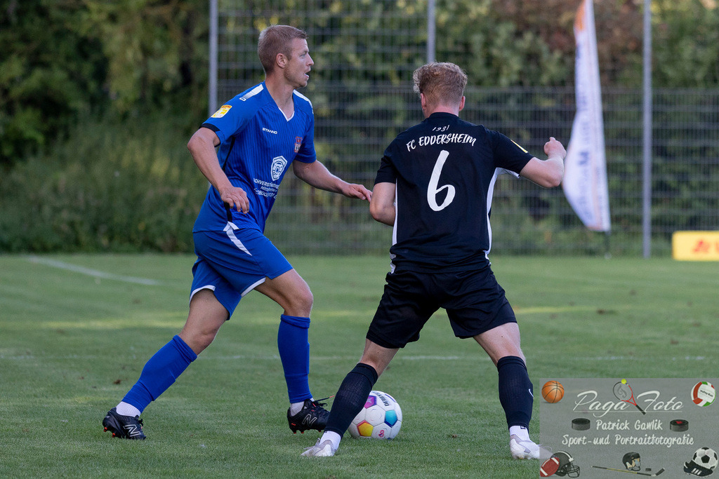 Hessenliga: Türk Gücü Friedberg - FC Eddersheim, 09.08.2024 | Maik Vetter (Türk Gücü Friedberg #18) am Ball & Jan Herrmann (FC Eddersheim #6), Türk Gücü Friedberg - FC Eddersheim, Friedberg, Städtischer Sportplatz, 9.8.2024 - Realisiert mit Pictrs.com